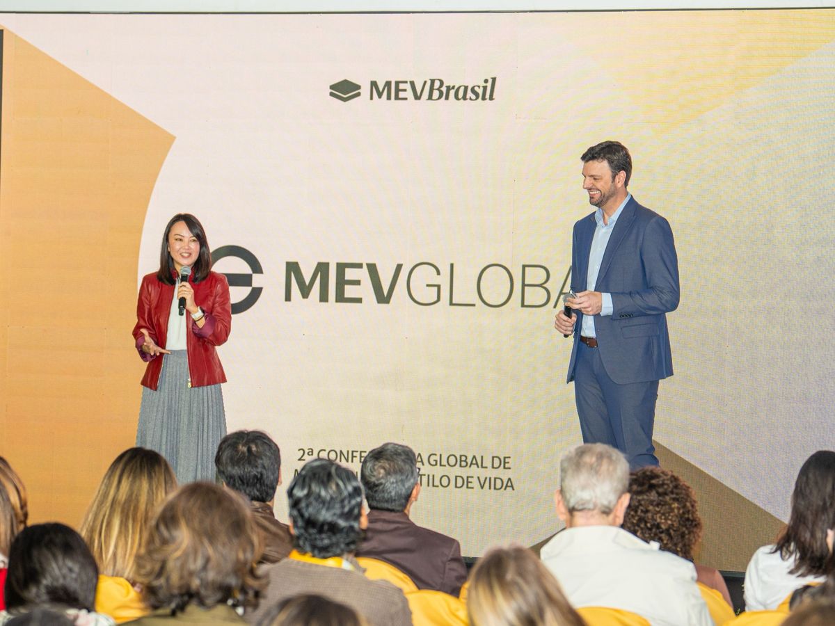 Dra. Daniela e Dr. Luiz no palco do Congresso MEV Global, em São Paulo