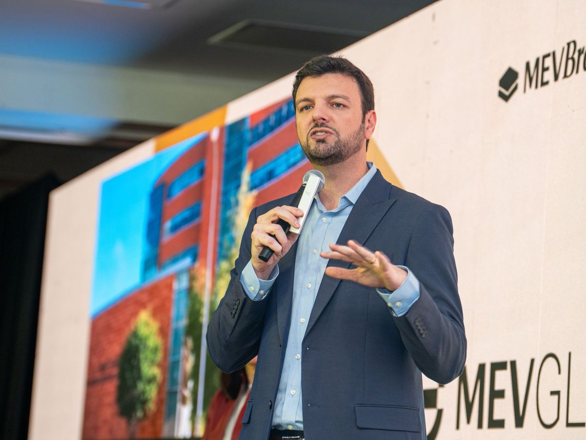 Dr. Luiz Fernando Sella palestrando no Congresso MEV Global, em São Paulo