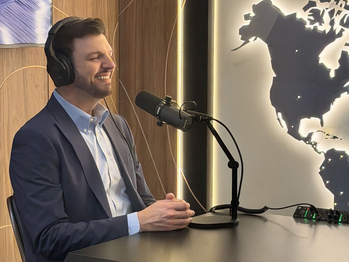 Dr. Luiz Fernando Sella gravando um podcast em Houston